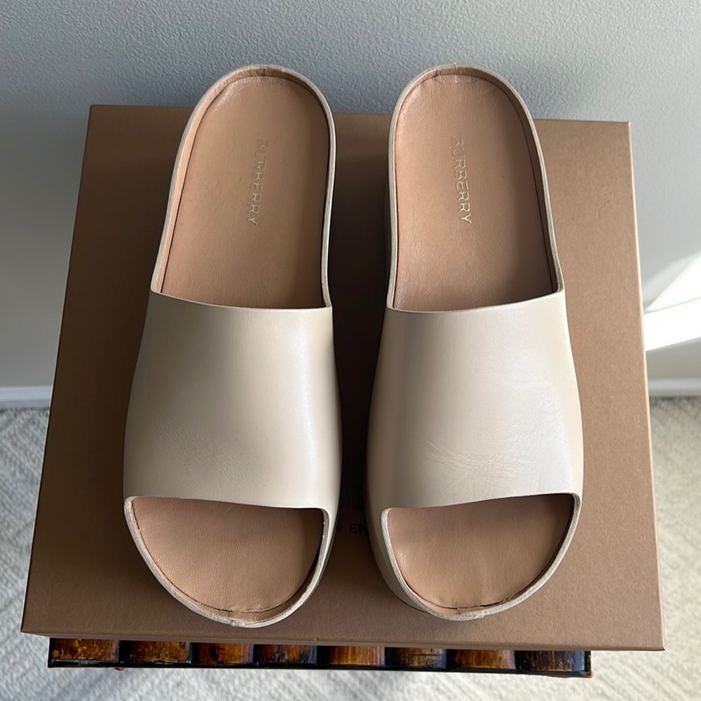 Burberry Platform Sandals Newly released for summer 2022.